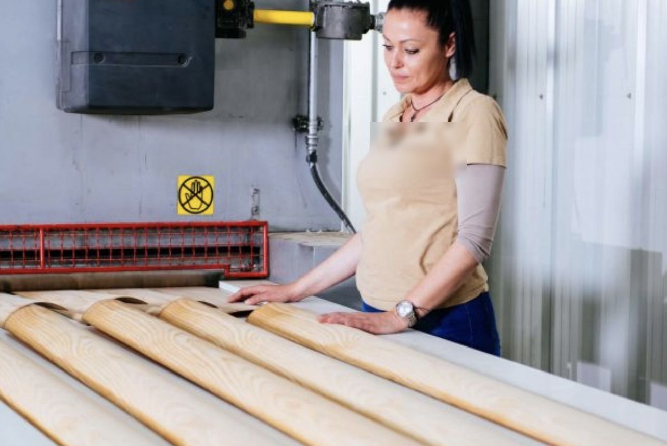 Eschenware in der Weiterverarbeitung im Furnierwerk