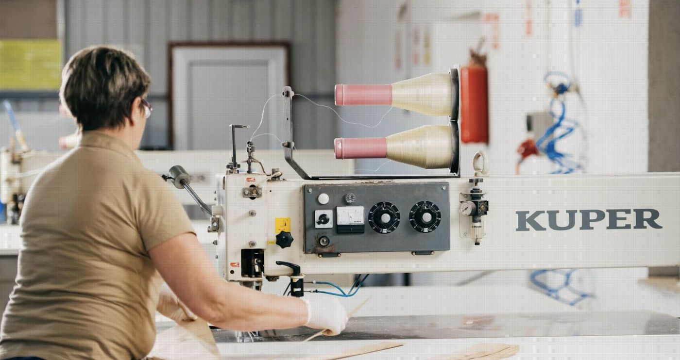 Fadenverbindung von Furnierblättern an der Fügemaschine