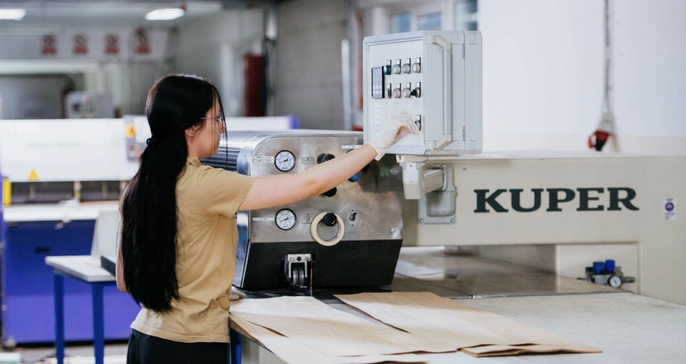 Bedienung einer Kuper-Fügemaschine im Furnierwerk