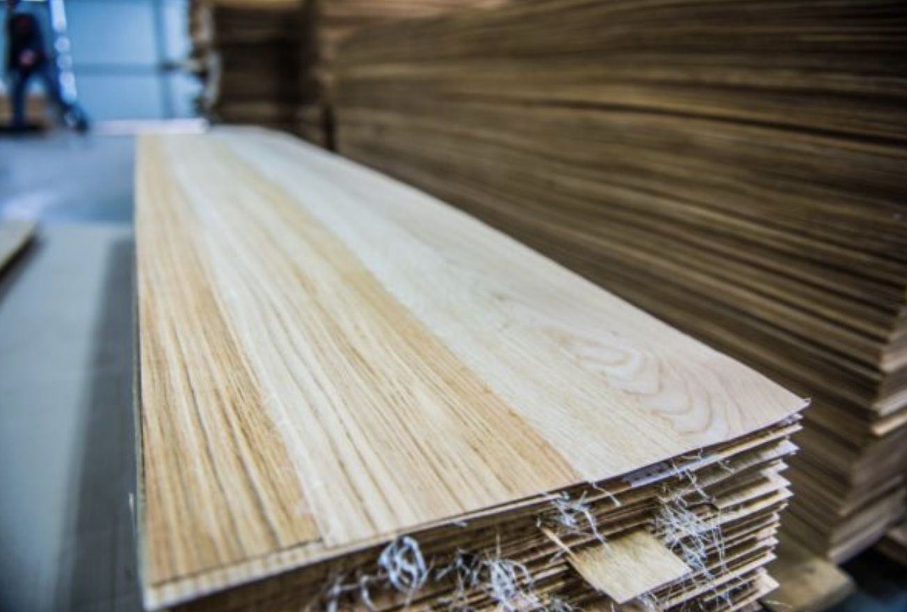 Gefügte Furnierblätter aus Esche im Stapel