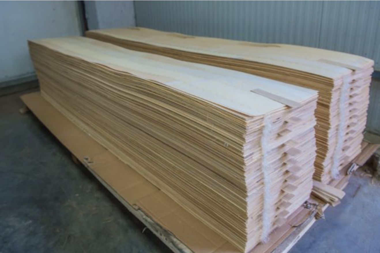 Gefügte Furnierpakete versandfertig auf der Europalette
