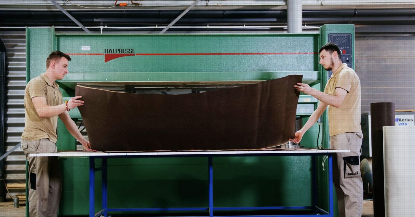 Arbeit an der Presse im Furnierwerk