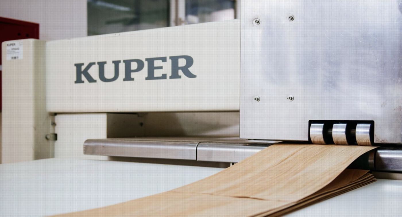 Querfügen von Furnierblättern auf der Fügemaschine